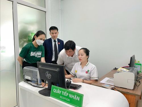 Đoàn công tác của Sở Y tế tổ chức thẩm định các điều kiện triển khai bệnh án điện tử tại Bệnh viện Đa khoa Sài Gòn - Tam Kỳ. Ảnh: L.Q