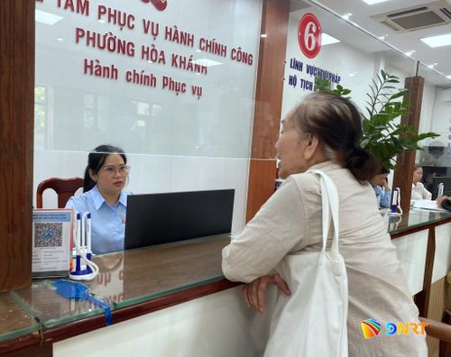 Người dân làm việc tại Trung tâm Phục vụ hành chính công phường Hòa Khánh sáng 9/9. Ảnh: KHÁNH LINH