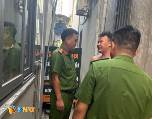 Trung tâm Cung ứng dịch vụ sự nghiệp công phối hợp Công an phường Sơn Trà kiểm tra tình trạng lấn chiếm lối thoát hiểm sau phản ánh của người dân. Ảnh: ĐVCC