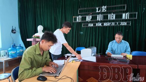 Trưởng bản Vàng A Săng (người đứng) huy động nguồn lực, giúp bản Hua Rốm có thêm thiết bị thực hiện thủ tục hành chính trên môi trường số.