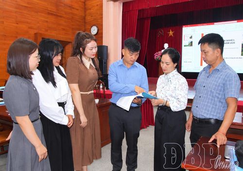 Học viên trao đổi nội dung tập huấn với giảng viên.