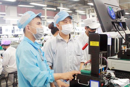 Công nhân Công ty TNHH Topband Smart Đồng Nai (Việt Nam), phường Long Thành thích ứng với công nghệ sản xuất hiện đại.