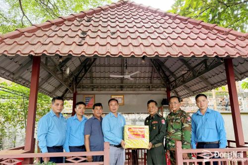 Ban Chỉ đạo tìm kiếm, quy tập và xác định danh tính hài cốt liệt sĩ thành phố Đồng Nai tặng quà cảm ơn các lực lượng nước bạn. Ảnh: ĐVCC