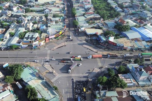 Đảo giao thông sẽ được lắp đặt trở lại tại khu vực nút giao Cổng 11 nhằm phân định rõ các hướng lưu thông, hạn chế phương tiện đi sai hướng, cắt dòng và tăng khả năng nhận biết của người điều khiển phương tiện. Ảnh: Phạm Tùng