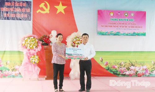 Đại diện Công ty TNHH MTV Xổ số kiến thiết Đồng Tháp trao Bảng tượng trưng kinh phí hỗ trợ cho xã Tân Hộ Cơ.