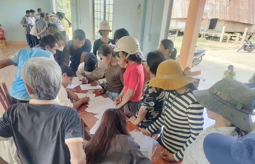 Các cán bộ địa chính xã Ia Khươl đến từng thôn, làng hỗ trợ người dân làm thủ tục đất đai. Ảnh: N.S