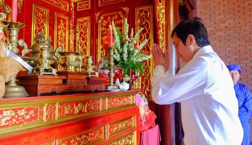  Đồng chí Bùi Quang Huy - Ủy viên Ban Chấp hành Trung ương Đảng, Phó Chủ tịch Ủy ban Trung ương MTTQ Việt Nam, Bí thư thứ nhất Trung ương Đoàn TNCS Hồ Chí Minh dâng hương Điện thờ Tây Sơn Tam kiệt. Ảnh: Ngọc Nhuận 