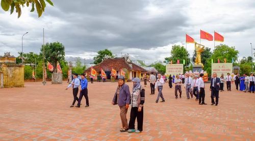  Đông đảo đại biểu và nhân dân về di tích An Khê Trường dự lễ, dâng hương Điện thờ Tây Sơn tam kiệt. Ảnh: Ngọc Nhuận 