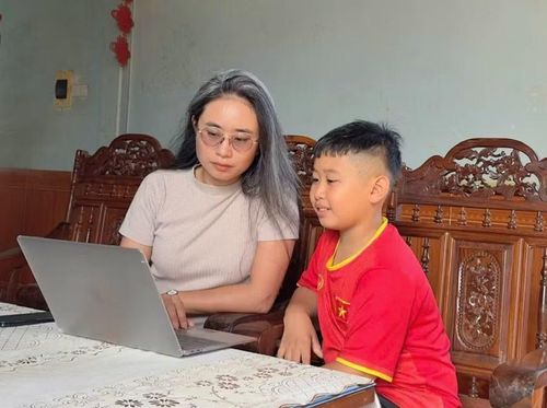 Chị Phan Thị Dung (SN 1991, trú tại xã Chư Sê, tỉnh Gia Lai) hướng dẫn con trai Vũ Phan Đăng Anh nhận biết và chọn lọc những nội dung phù hợp trên môi trường số. Ảnh: Ngọc Duy