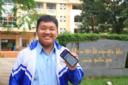 Em Nguyễn Hồng Quân vui mừng khi đạt số điểm tuyệt đối kỳ thi SAT. Ảnh: Hoàng Hoài