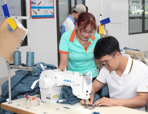 Hoạt động sản xuất tại Công ty Cổ phần Sản xuất và Đầu tư Hoàng Thành Đô Lương (Khu Công nghiệp Du Long, xã Thuận Bắc). Ảnh: V.G