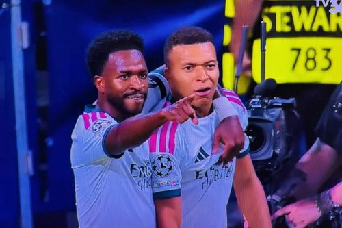 Mbappe ăn mừng bàn thắng cùng đồng đội.