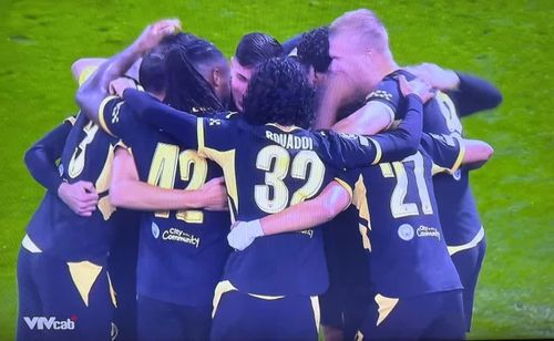 Các cầu thủ Man City ăn mừng bàn thắng.