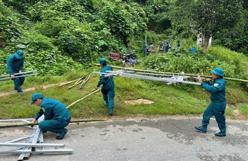 Lực lượng dân quân xã Nậm Hàng lắp đặt hệ thống điện năng lượng mặt trời hỗ trợ các gia đình khó khăn trên địa bàn xã.