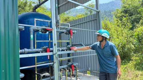 Tổ quản lý nước sạch thôn Mường Hum thường xuyên kiểm tra, vận hành hệ thống lọc nước.