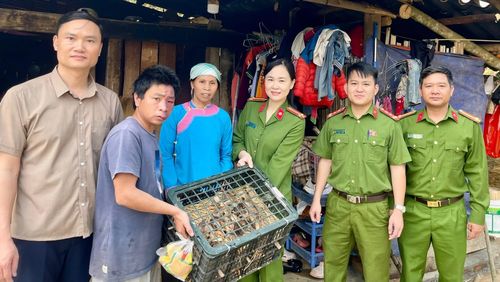 Công an xã Bát Xát tặng gà giống cho hộ nghèo tại các thôn, bản.