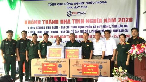 Các đơn vị trao tặng quà, động viên gia đình được hỗ trợ nhà ở, góp phần lan tỏa phong trào “Đền ơn đáp nghĩa”.
