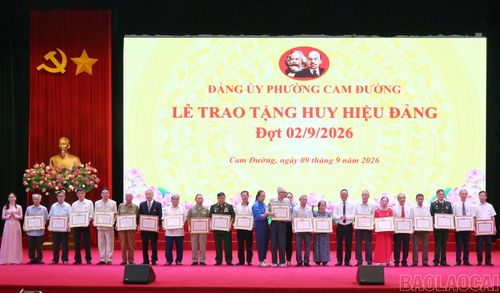 Trao Huy hiệu 45 năm tuổi Đảng cho các đảng viên.