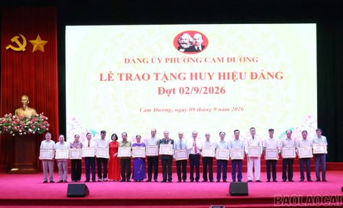 Trao Huy hiệu 35 năm tuổi Đảng cho các đảng viên.
