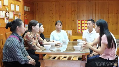 MTTQ phường Sa Pa trao đổi trực tiếp với người dân, lắng nghe và tổng hợp các ý kiến, kiến nghị từ cơ sở để phản ánh tới cơ quan có thẩm quyền.
