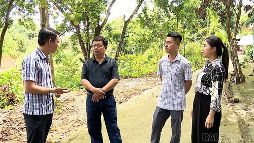 Lãnh đạo phường Văn Phú trao đổi thông tin với người dân có đất bị thu hồi về dự án đang triển khai.