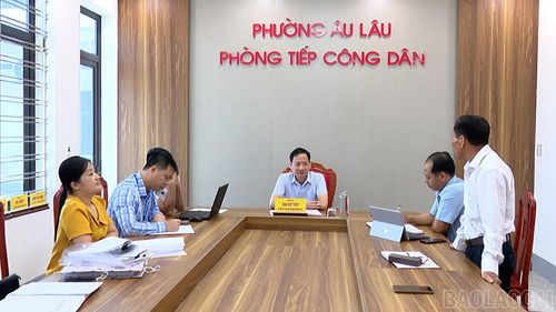 Lãnh đạo phường Âu Lâu cùng các phòng chuyên môn tiếp công dân, giải đáp kiến nghị liên quan đến các công trình, dự án trên địa bàn.
