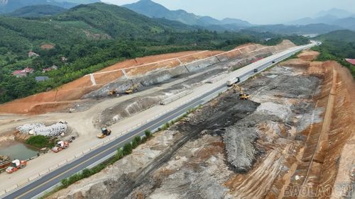 Nút giao IC15 (Km165+690) thuộc Dự án mở rộng cao tốc Nội Bài - Lào Cai (đoạn Yên Bái - Lào Cai) đang được các nhà thầu đẩy nhanh tiến độ thi công sau khi địa phương bàn giao mặt bằng.