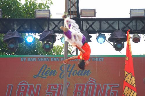 Màn biểu diễn đầy nguy hiểm của Đoàn lân sư rồng Tâm Minh