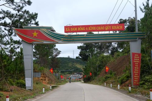 Cổng chào xã Đam Rông 4 tại thôn Lán Tranh