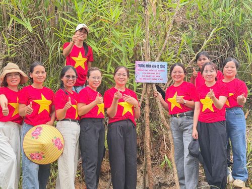 Các đơn vị trên địa bàn hưởng ứng trồng cây trên tuyến đường mai anh đào ở khu vực Lán Tranh