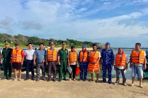 Các ngư dân được bàn giao cho chính quyền địa phương và Đồn Biên phòng Cửa khẩu cảng Phú Quý