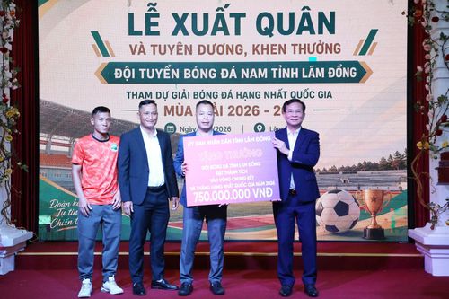 Đồng chí Hồ Văn Mười, Ủy viên Ban Chấp hành Trung ương Đảng, Phó Bí thư Tỉnh ủy, Chủ tịch UBND tỉnh Lâm Đồng trao số tiền thưởng 750 triệu đồng cho Đội tuyển Bóng đá Lâm Đồng với thành tích thăng hạng mùa giải vừa qua (Ảnh: Nguyễn Luân)