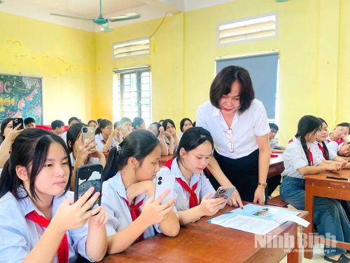 Cán bộ BHXH tỉnh hướng dẫn các em học sinh tham gia Chương trình giao lưu “BHYT học sinh, sinh viên - Hành trang sức khỏe cho năm học mới 2026 - 2027”.
