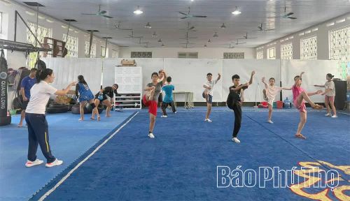 Các VĐV nỗ lực tập luyện, nâng cao kỹ thuật Wushu nội dung Taolu.