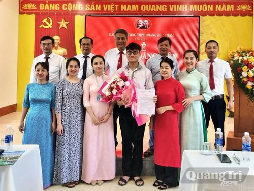 Lễ kết nạp đảng viên tuổi 18 tại Trường THPT Hoàng Hoa Thám - Ảnh: L.Chi