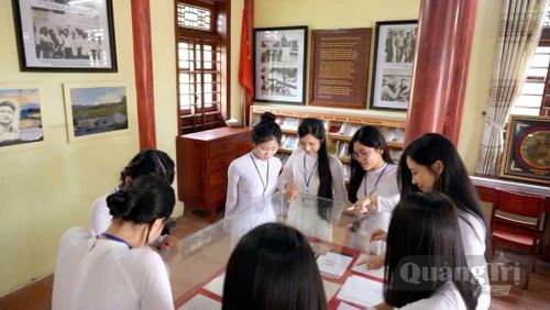 Buổi ngoại khóa trở thành “tiết học về lòng biết ơn” và tinh thần “Uống nước nhớ nguồn” - Ảnh: A.T