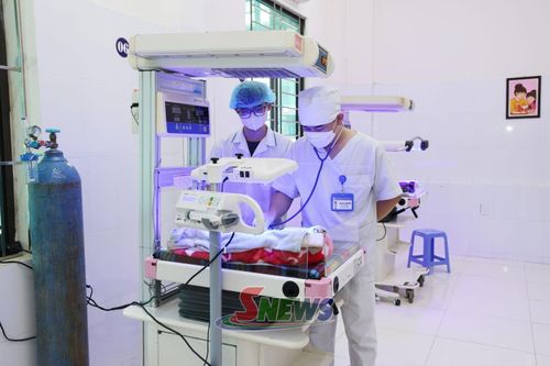 Bác sĩ Bệnh viện Đa khoa khu vực Thuận Châu chăm sóc trẻ sơ sinh.