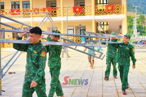Cán bộ, chiến sĩ Đồn Biên phòng Mường Lạn hỗ trợ Trường PTNT Tiểu học và THCS Mường Lạn chuẩn bị năm học mới.