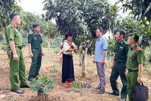 Cán bộ, chiến sĩ Đồn Biên phòng Mường Lạn hướng dẫn người dân xã Mường Lạn kỹ thuật chăm sóc cây ăn quả.
