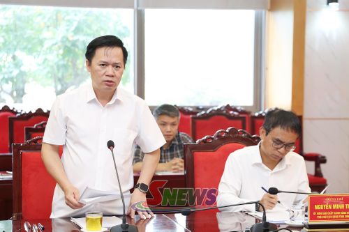 Đồng chí Giám đốc Sở Tài chính báo cáo tình hình giải ngân vốn đầu tư công.
