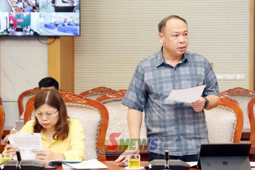 Lãnh đạo Sở Giáo dục và Đào tạo phát biểu tại cuộc họp.
