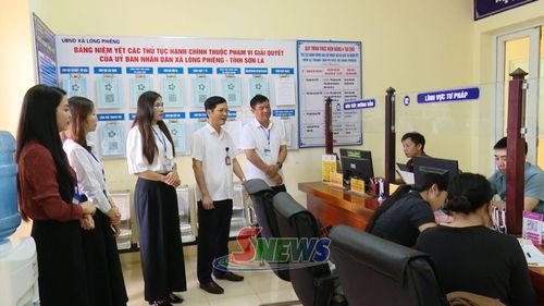 Kiểm tra việc giải quyết thủ tục hành chính tại Trung tâm Phục vụ hành chính công xã Lóng Phiêng.