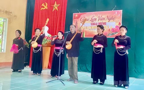 Câu lạc bộ Hát then - đàn tính thôn Hồng Phong biểu diễn giao lưu văn nghệ, góp phần giữ gìn và lan tỏa bản sắc văn hóa dân tộc Tày trên địa bàn.