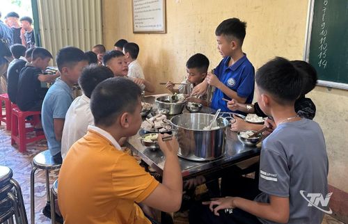 Bữa ăn đầu tiên của những học sinh lớp 6 tại trường.