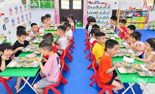 Bữa ăn bán trú trong ngày đầu tiên sau khai giảng tại Trường Mầm non 1-5 (phường Tích Lương).