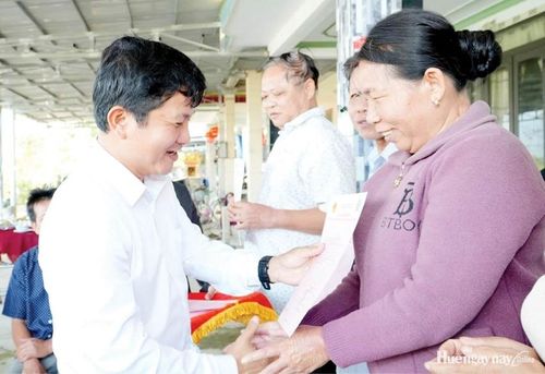 Lãnh đạo xã Phú Lộc trao giấy chứng nhận quyền sử dụng đất cho người dân tái định cư Vụng Than. 