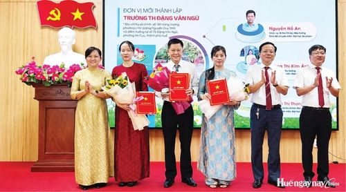 Phường An Cựu trao quyết định cho cán bộ quản lý các cơ sở giáo dục.