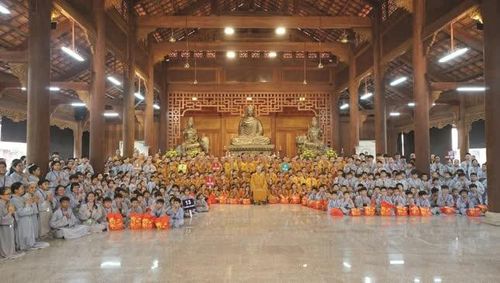 Các em nhỏ với Trưởng lão Hòa thượng Thích Nhật Quang