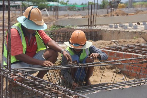 Công nhân làm việc trên công trường dưới cái nóng hầm hập ngày hè.