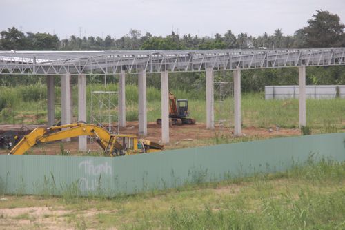 Xe cơ giới hoạt động nhộn nhịp tại trạm dừng nghỉ bên trái tuyến.